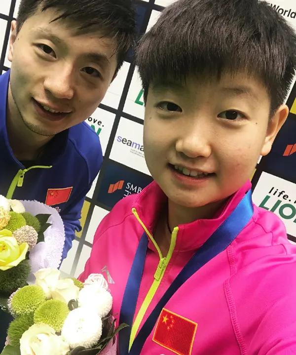 主持人问马龙：
怎么形容孙颖莎？
马龙笑了：
莎莎呀，乖萌萌～
主持人又问孙颖莎