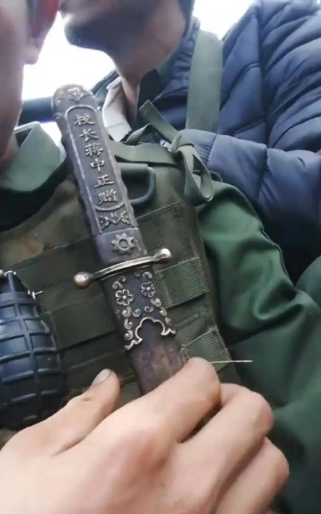 一名果敢同盟军士兵展示他的装备，随身的佩剑比较有意思，剑柄上面用简中字体镶嵌有“