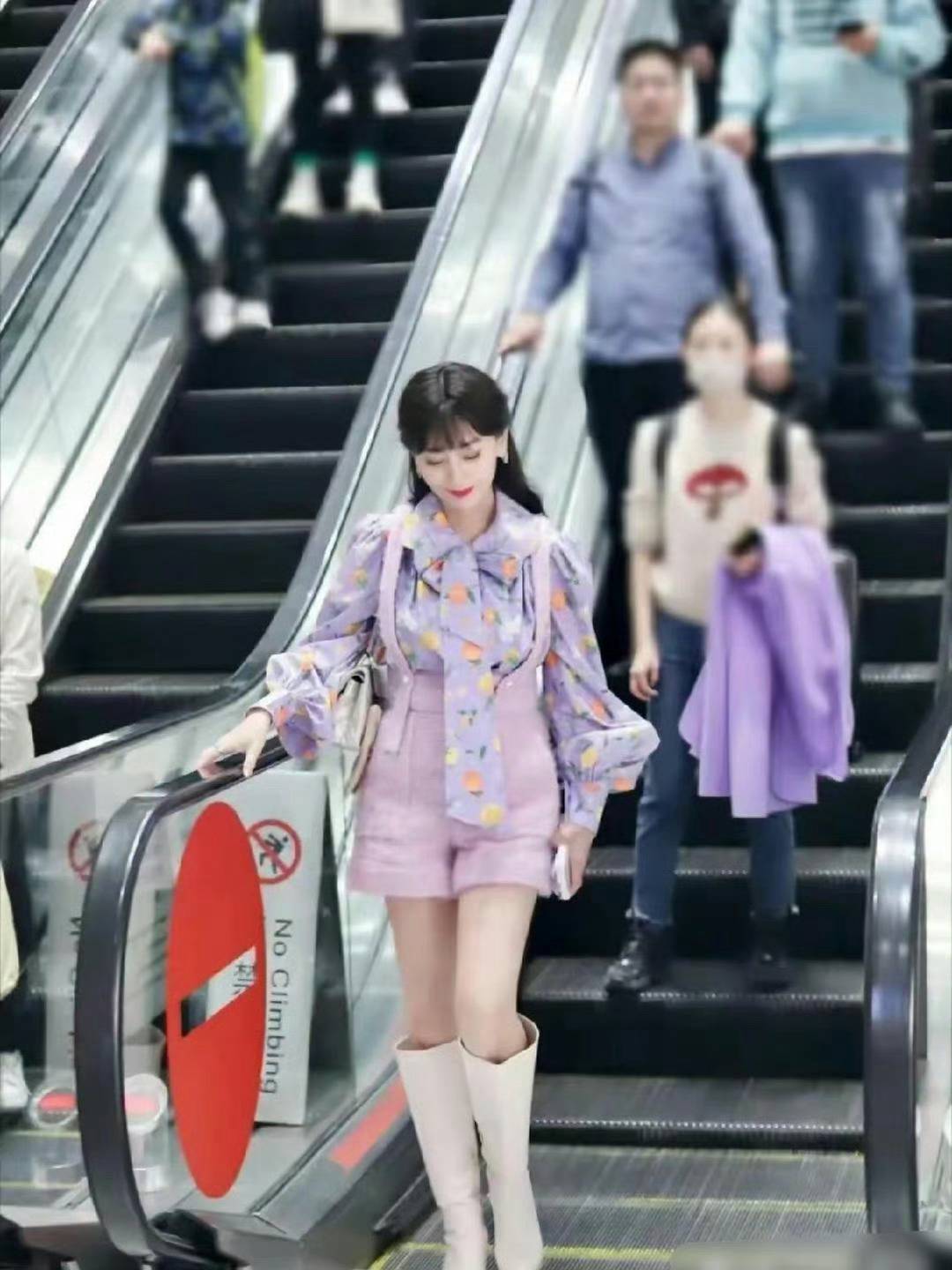 70多岁的赵雅芝穿成这样，这让真正少女们穿什么呀？ ​​​