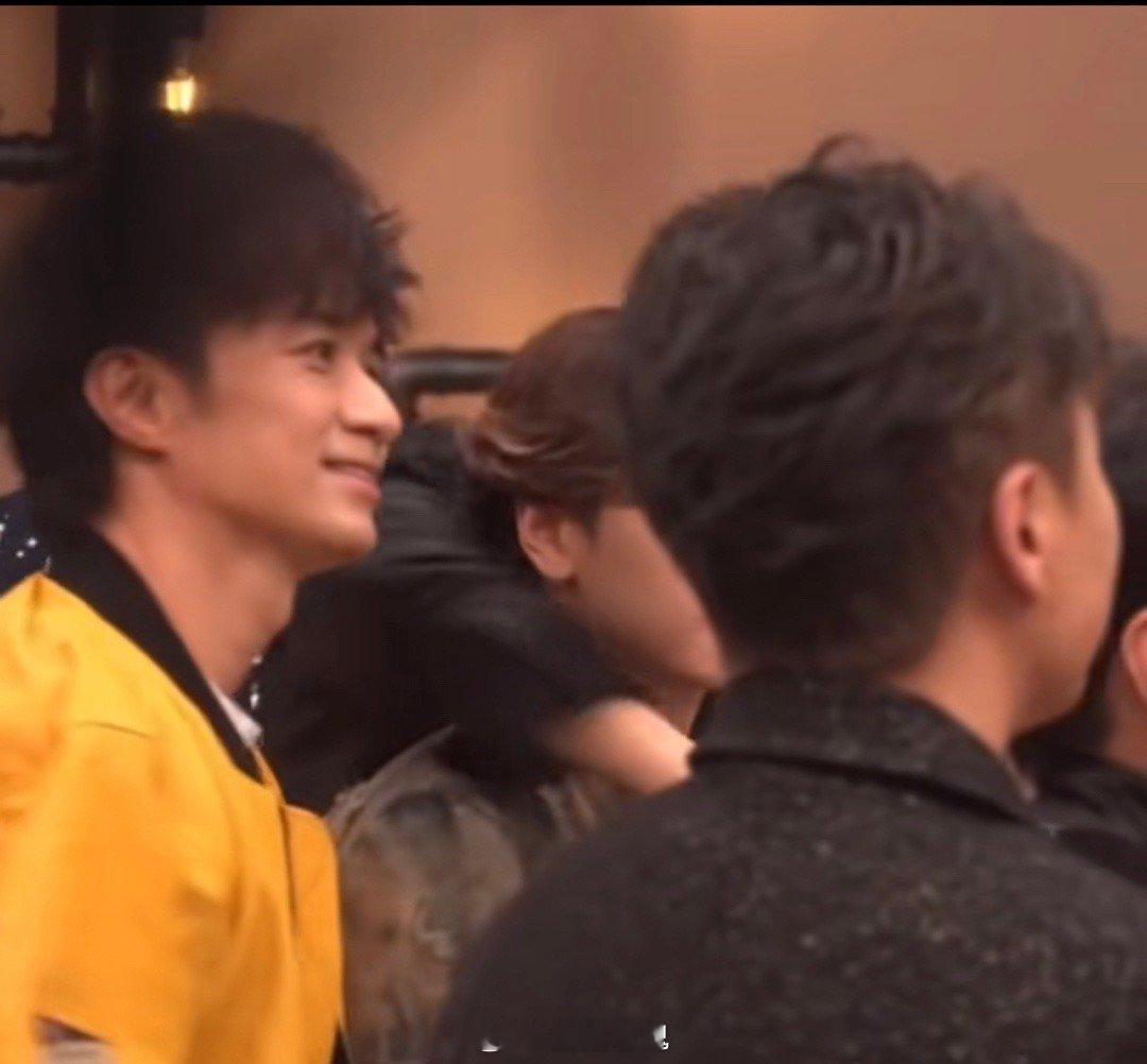 #陈楚生背后抱汪苏泷#大A哥一把抱住了东北甜妹[笑cry]葫芦兄弟友谊长存，可以