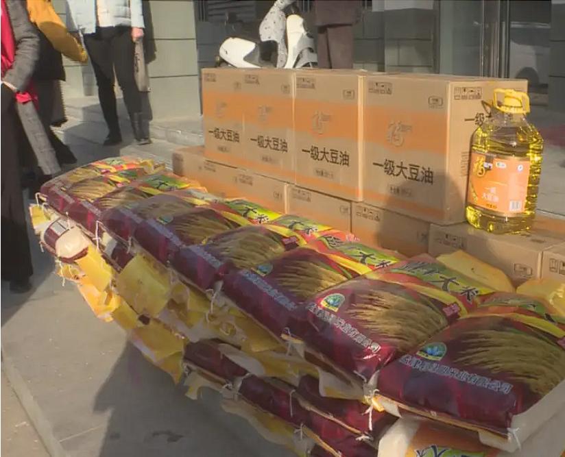 吉林某公司派遣员工到村子里帮扶村民，向每位村民分发20斤大米和豆油，村民们纷纷表