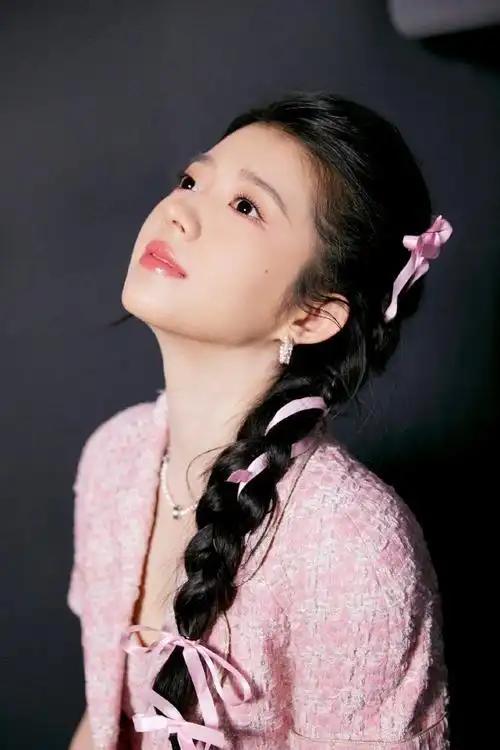 原来是她啊，不过看正面和侧面也太像刘亦菲了。

《爱情没有神话》里， 网文作者何