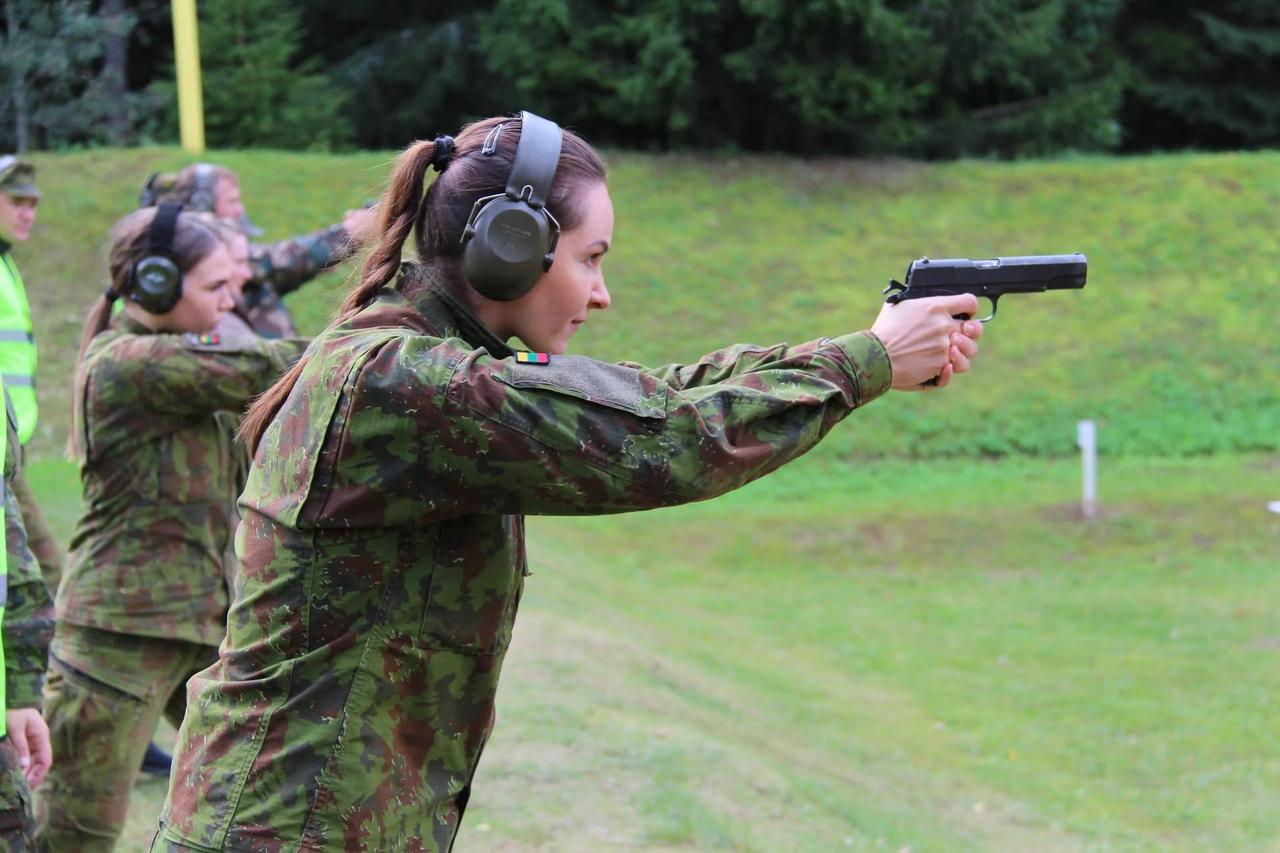 立陶宛女兵在射击场上使用柯尔特 M1911A1 45ACP 半自动手枪。