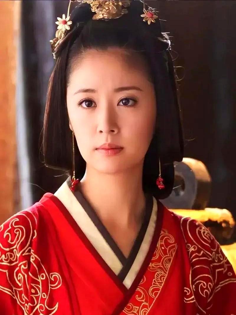 吕后为了监视封地的诸王，派一批宫女去往各国，窦姬在其中。

窦姬求拿钱买通宦官，