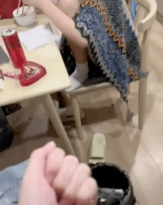 美女是说别耽误我吃饭吧