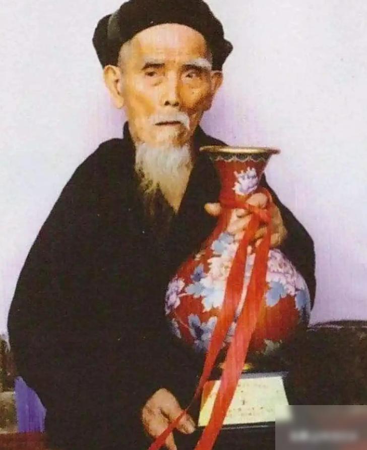 中国长寿之王”龚来发去世，终身未娶活到133岁，匪夷所思的是，很多人没先问他怎么