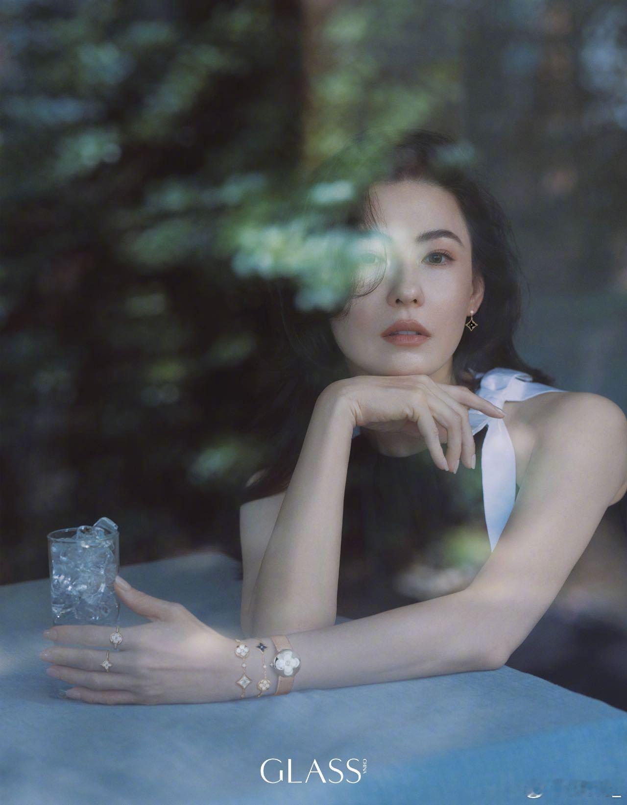 张柏芝佩戴LV珠宝登上GLASS中文版九月刊封面，极简高级的特写封面情绪张力十足