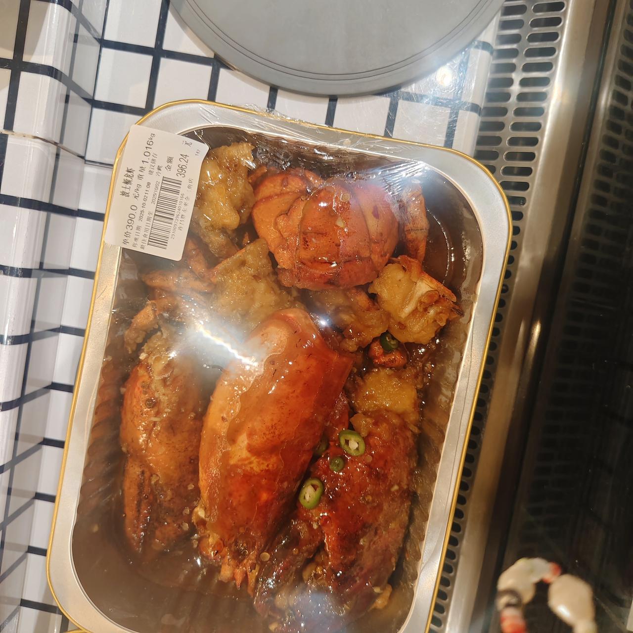 波士顿大虾一盒要两百多块钱，胖东来把它做得色香味俱全，做好了拿着就能吃。哎呀，胖