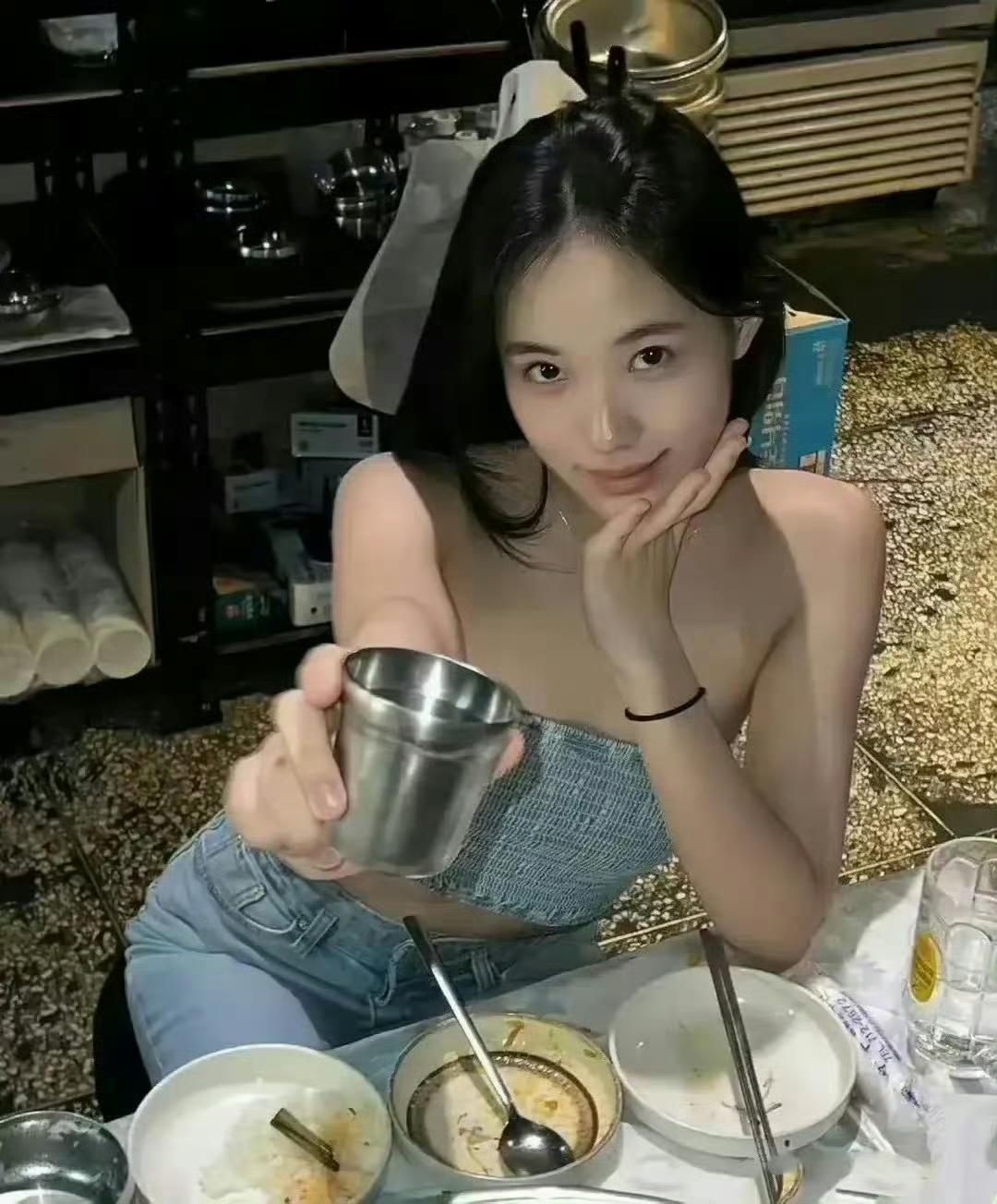小S这个二女儿年纪轻轻但是眼神里的野心已经遮不住了，但身体又是谄媚的状态。

整