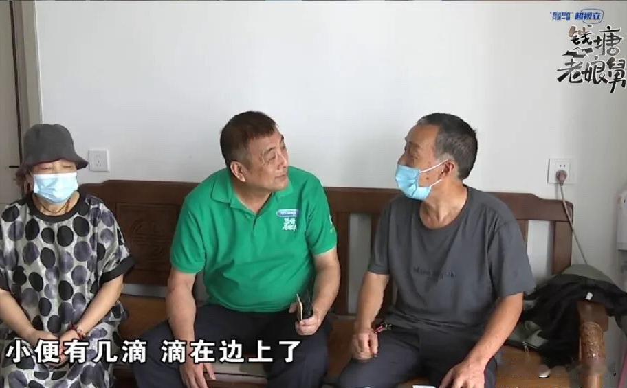 “别把人逼急了！”7月2日报道，浙江，一男子不喜欢掀马桶圈，尿液经常滴在马桶周围