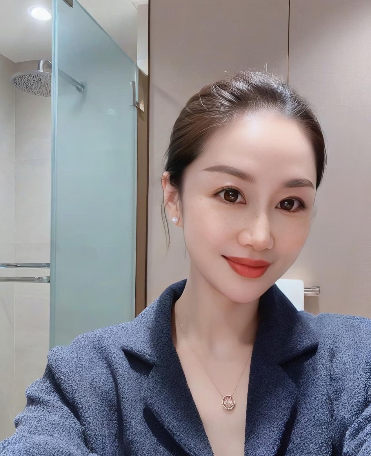 冬天穿衣服，
只要出门，从里到外每一件衣服都要能见人[捂脸]
别问我怎么知道的！