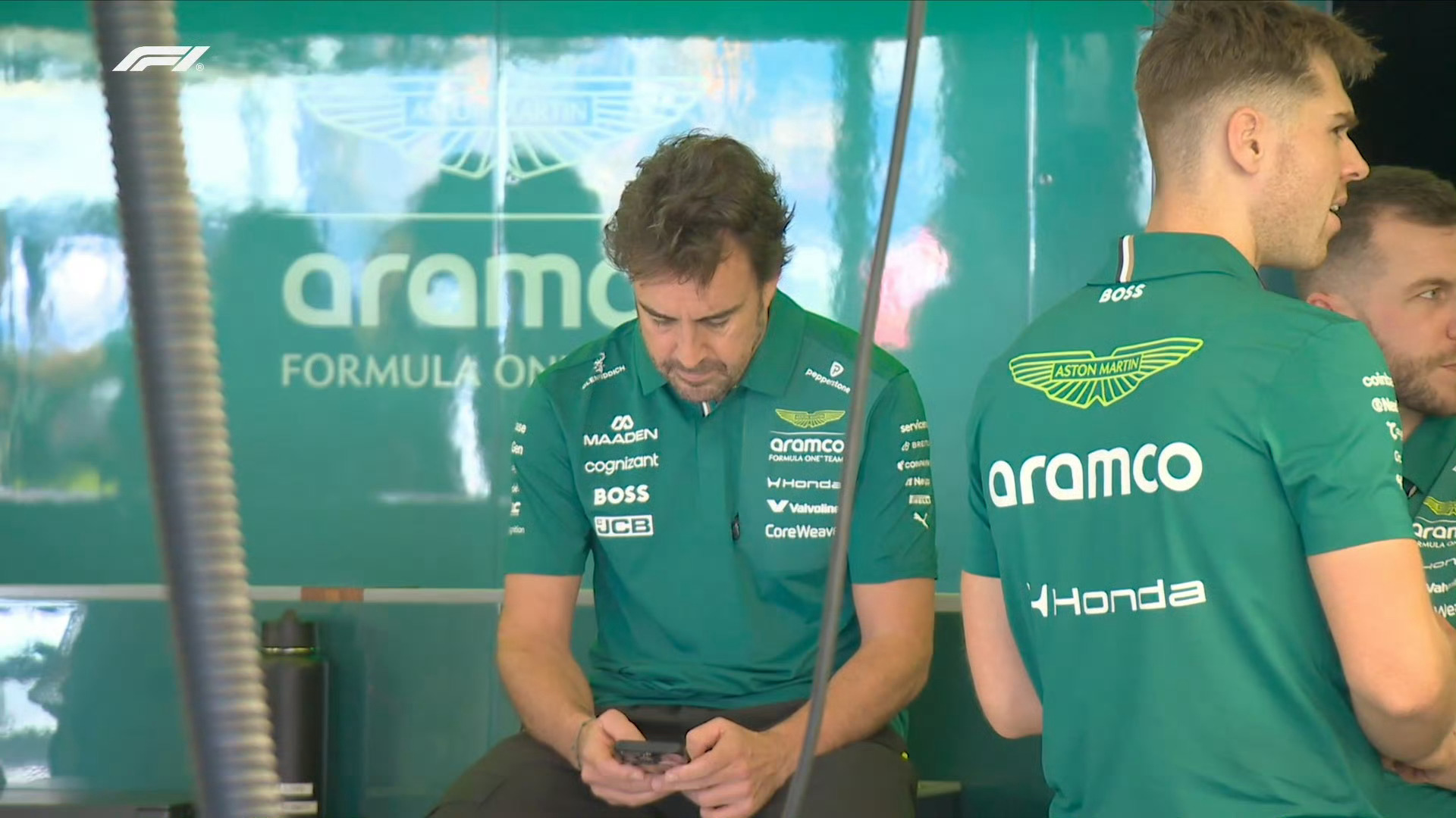 FP1在P房内玩手机的阿隆索……写“辞职信” 并马上给隔壁WEC的Hyperca