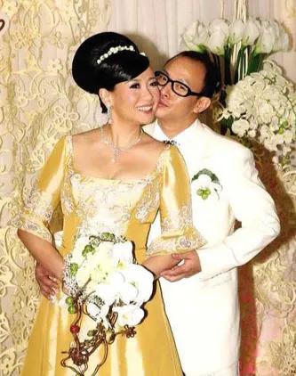 2010年10月，48岁商天娥与小1岁商人李伟诚大婚，婚礼现场大咖云集，排面十足