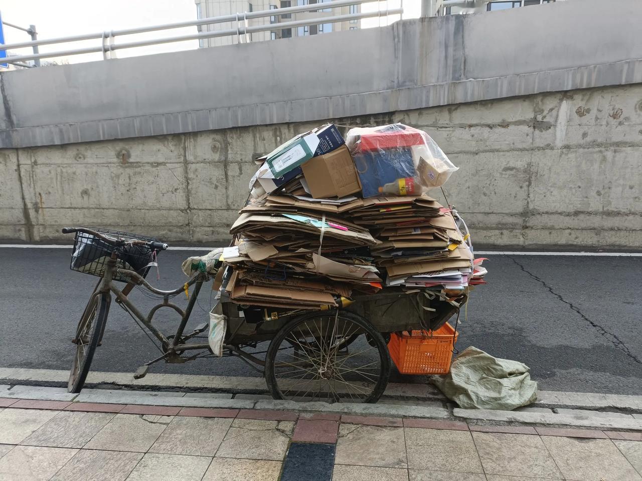 大家发现没有，废纸板价格没有往年高了！小区门口又有人来收废纸板，问其价格，一斤四