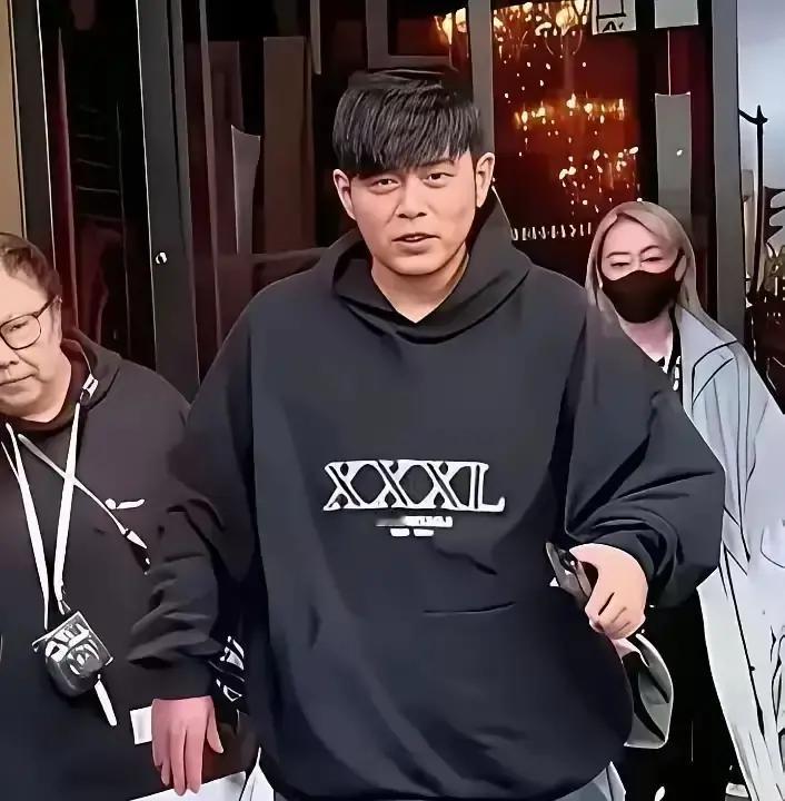 十年戴假发？周杰伦在四万人面前，掀开了刘海。
 
聚光灯打在他额头上。高清镜头推