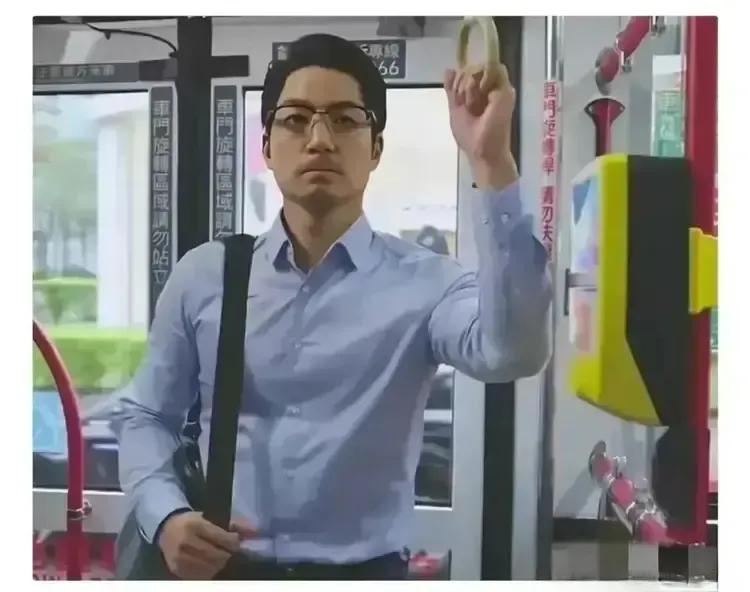 台北市长蒋万安：挤公交上班，网友惊叹：这才是人民公仆的楷模！



你们听说了吗