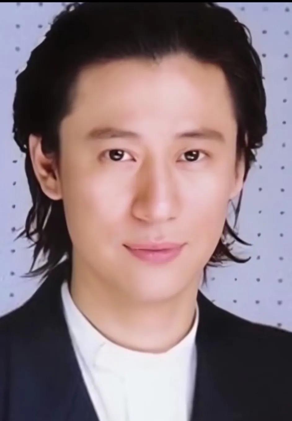 好久没有他的消息了，还有多少人能记得他呀？曾经是八九十年的全民偶像，再次看到他的