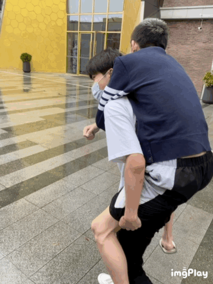 一有人说我老父不爱老母 我就把这张动图拿出来并萌萌的看着ta 