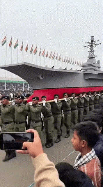 见过抬轿子的，抬航母的头一次见！
印度航母参加陆上阅兵