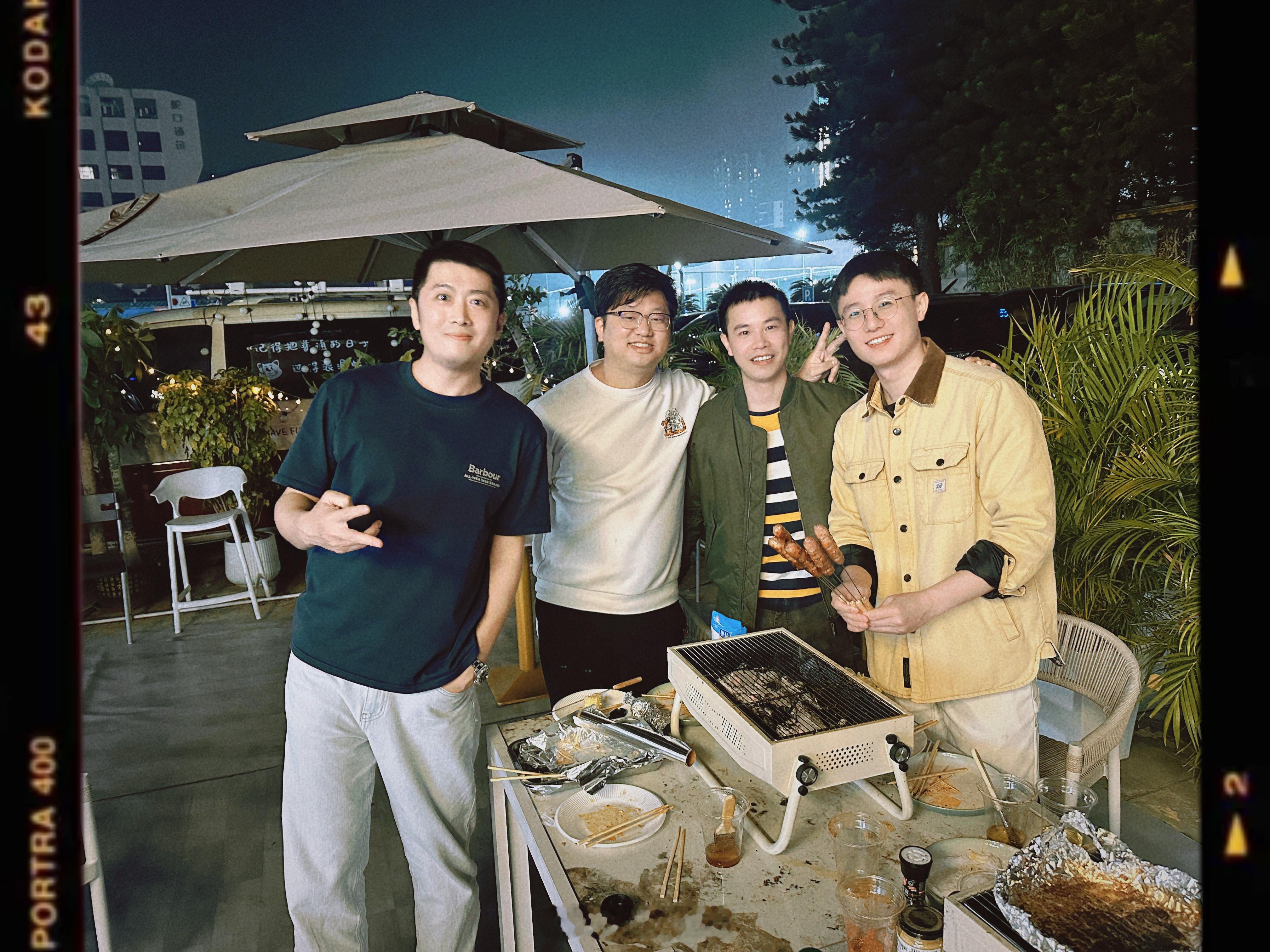 都流行做副业了，新闻主播，咖啡店老板，武警军官，和主持人决定开个老登烧烤味道太好