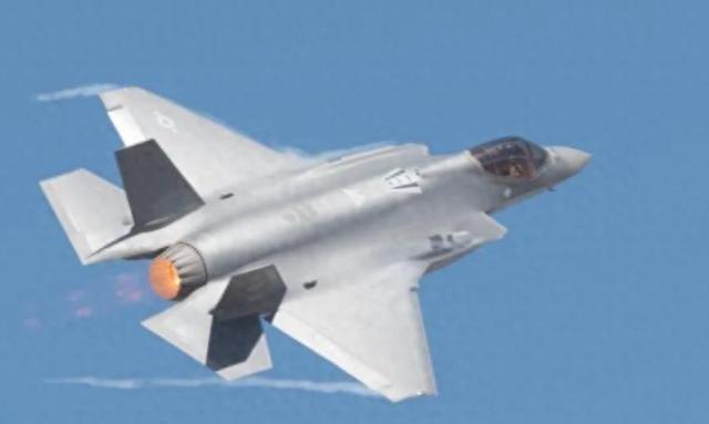 美国 5 架 F35 费劲飞了上千公里靠近委内瑞拉，结果在离委海岸就剩 75 公