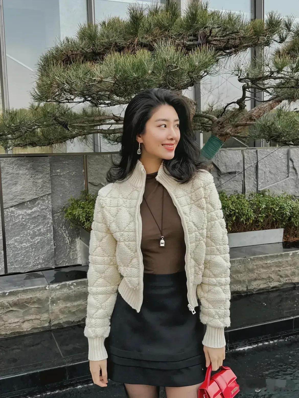 恢复单身的杨采钰格外性感迷人，看来结束一段错误的感情才是美容秘方。单纯的她不顾一
