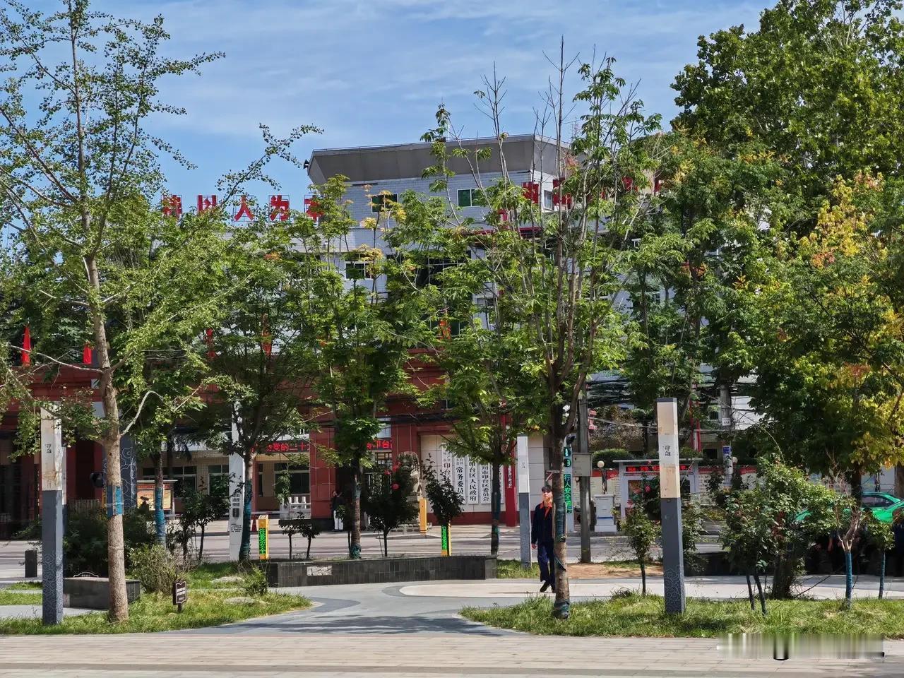 昨晚铜川印台区政府大门对面的重兴广场有一对残疾人卖唱，人们为啥都避而远之？
  