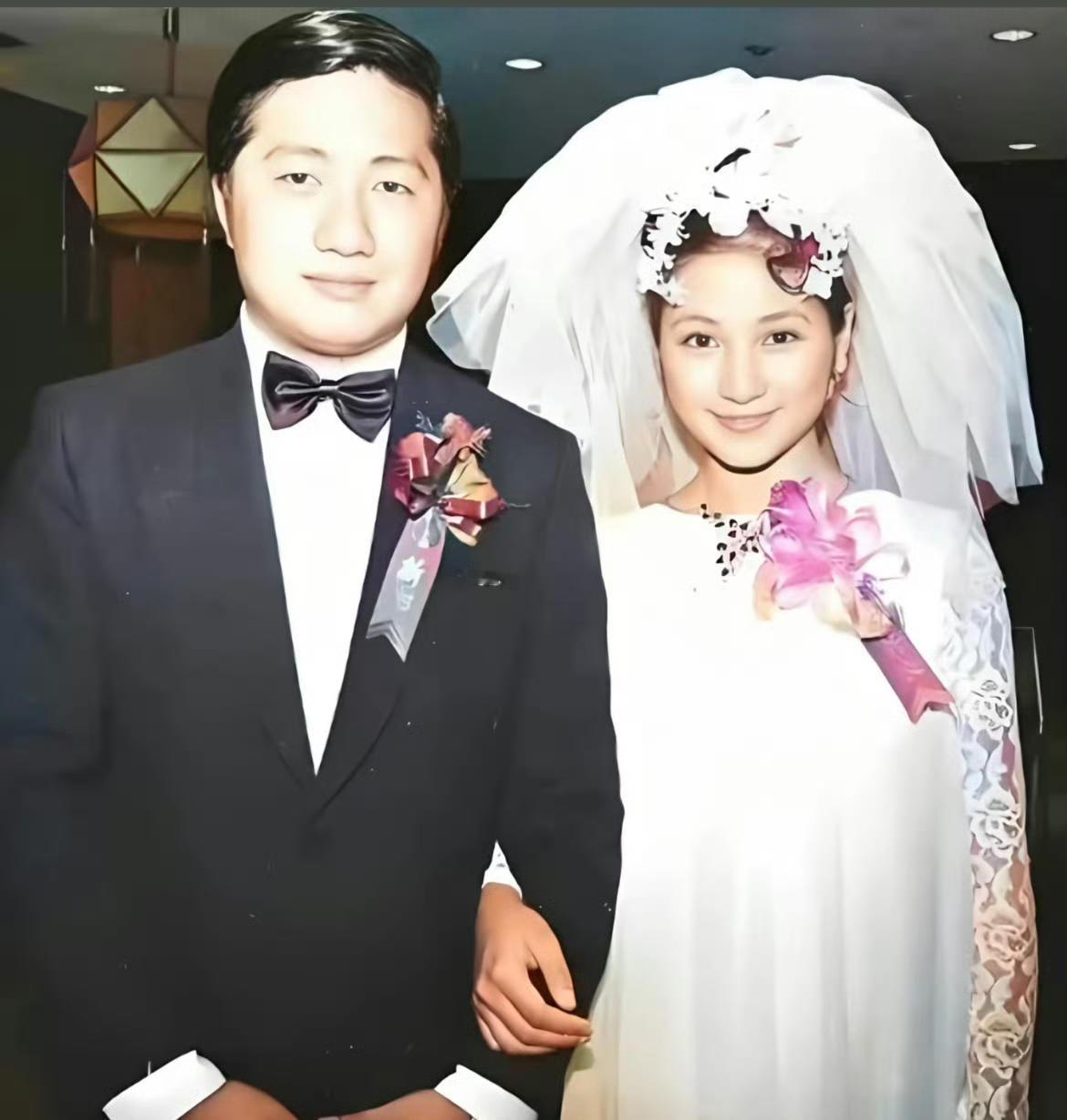 有一种闺蜜，叫“引狼入室”；有一种格局，叫“现实版唐晶”郑佩佩。
 
据称，当年