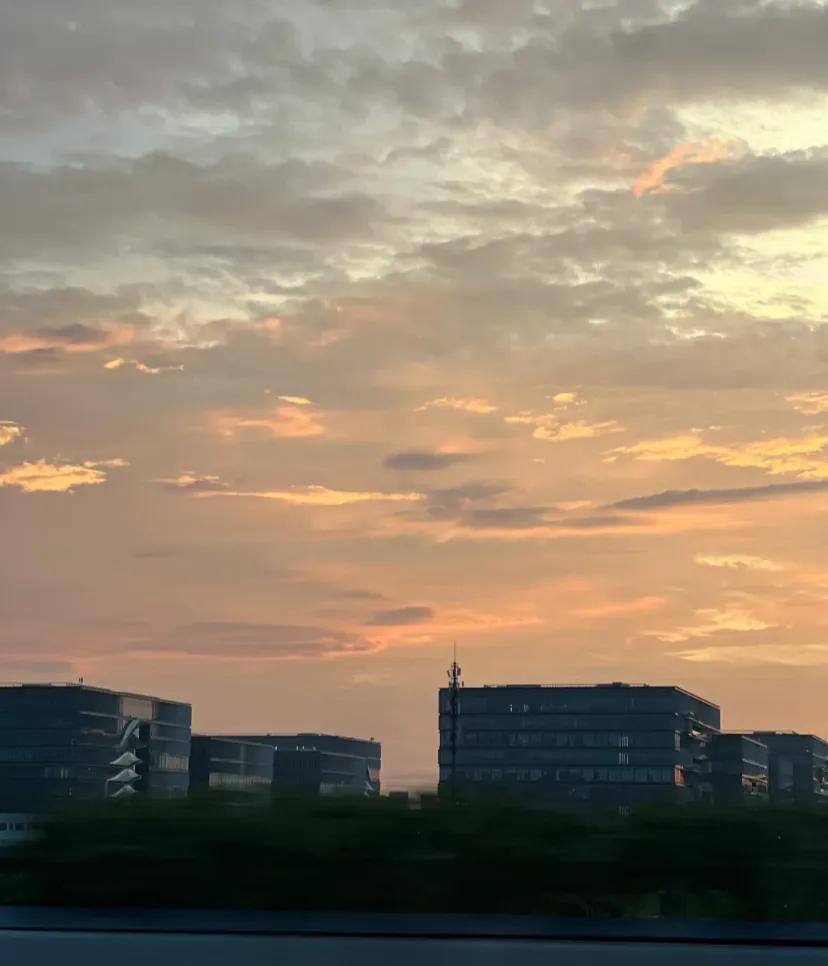 求助，入职第二天，该离职吗
不知道是刚从所属行业大厂离职，这个对比觉得不平衡还是