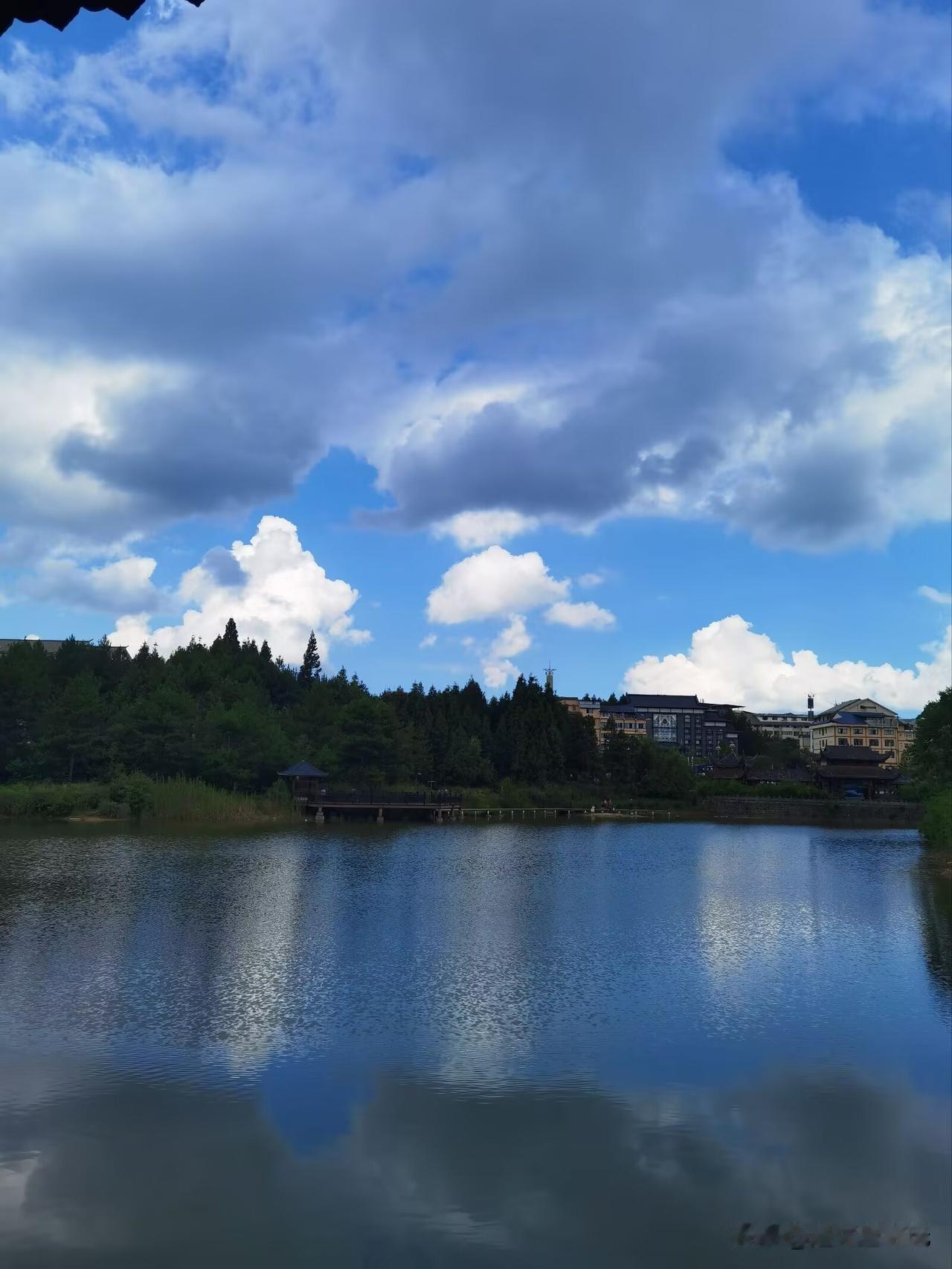 黄水月亮湖，黄水中心区域的人工湖泊，划船游泳钓鱼的好去处重庆黄水旅游 黄水街景 