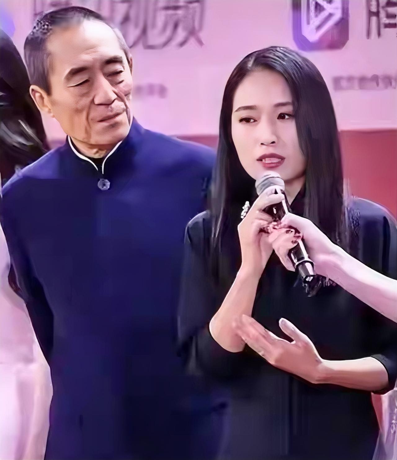 张艺谋女儿张末后来回忆说，自己小时候一直想不通，巩俐那么大的明星，为啥非要跟她一