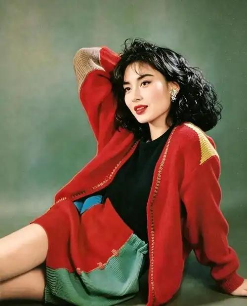 邝美云这辈子最狠的一次“拒绝”，不在歌里，在1982年的饭桌上。何鸿燊开口要她做