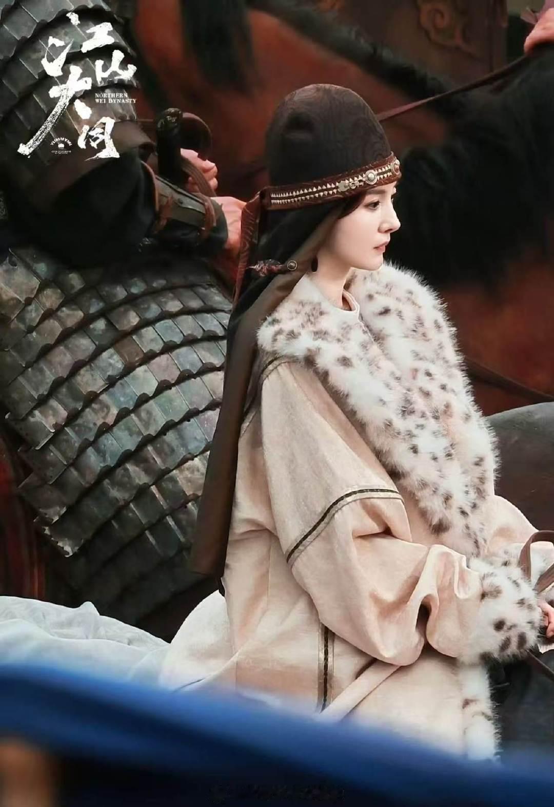 娱乐杨幂粗麻长袍杨幂豹纹毛领披风 杨幂怎么越素越美，粗麻长袍好好看！ 