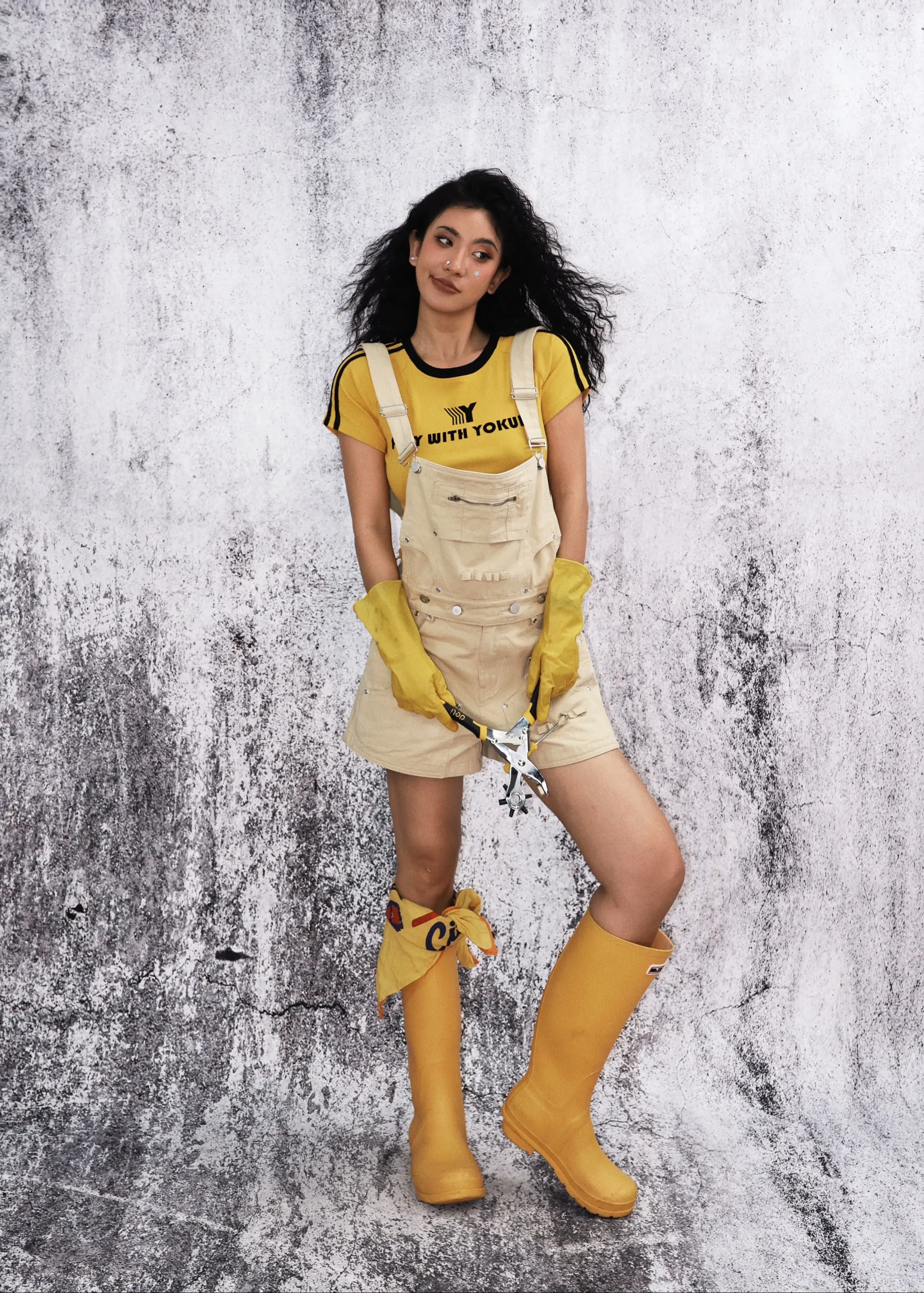 今晚七点钟。直播间上新见，终于可以上我最心爱的背带裤啦，开心开心卡其色背带短裤