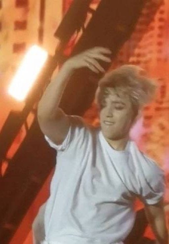 崔胜澈那么这个时候就有人问了：这个是前两天在演唱会上口头说全体续约的崔胜澈吗？原