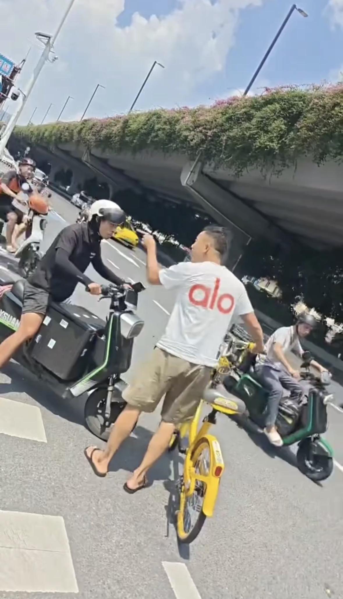 外卖小哥吐口水就跑，网友分享外卖小哥与小黄车路人发生矛盾，全程沉默储存口水临走时