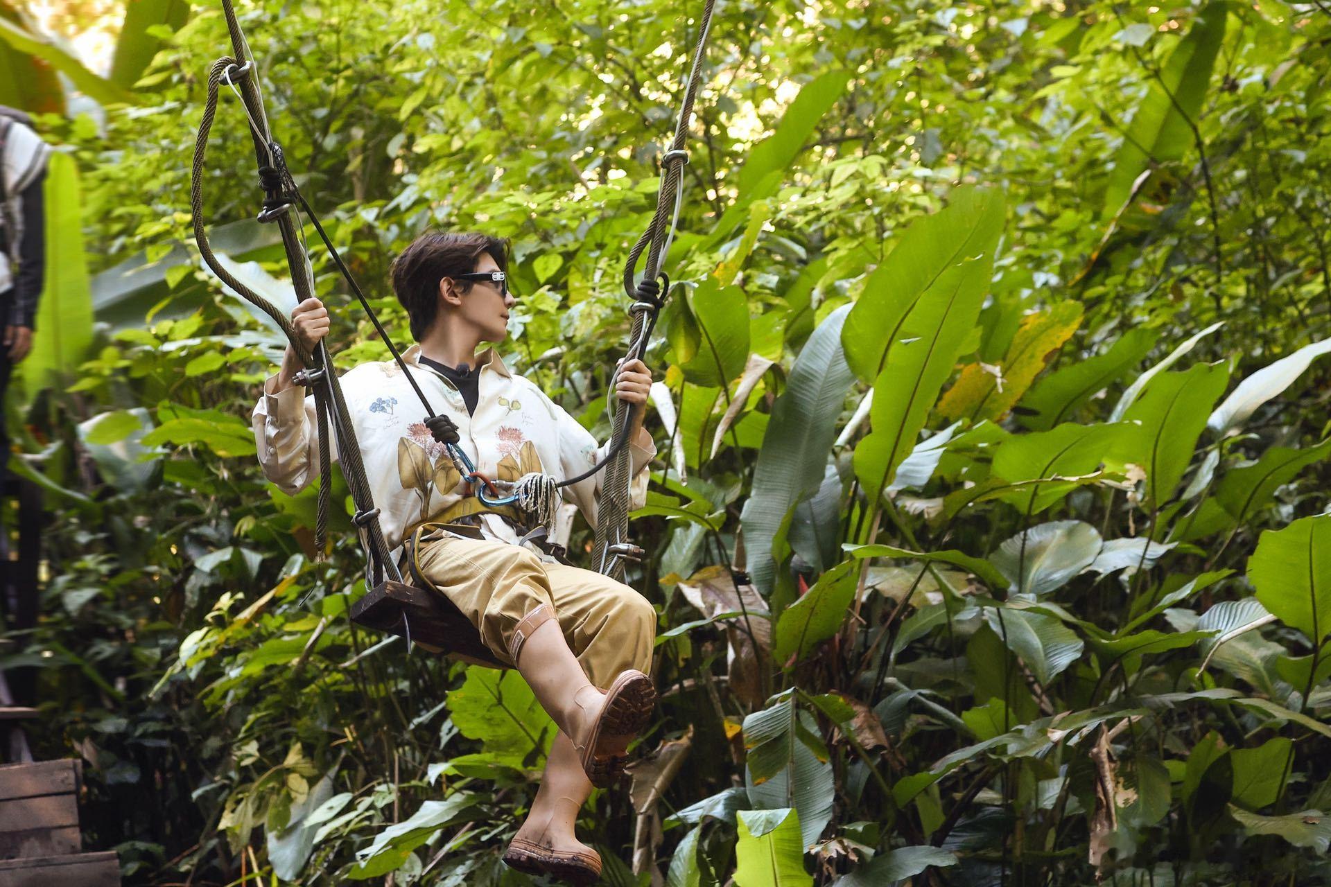 夏之光 爬树名场面夏之光 箭无虚发 夏之光真的太牛了！射击场上他化身神射手，箭无