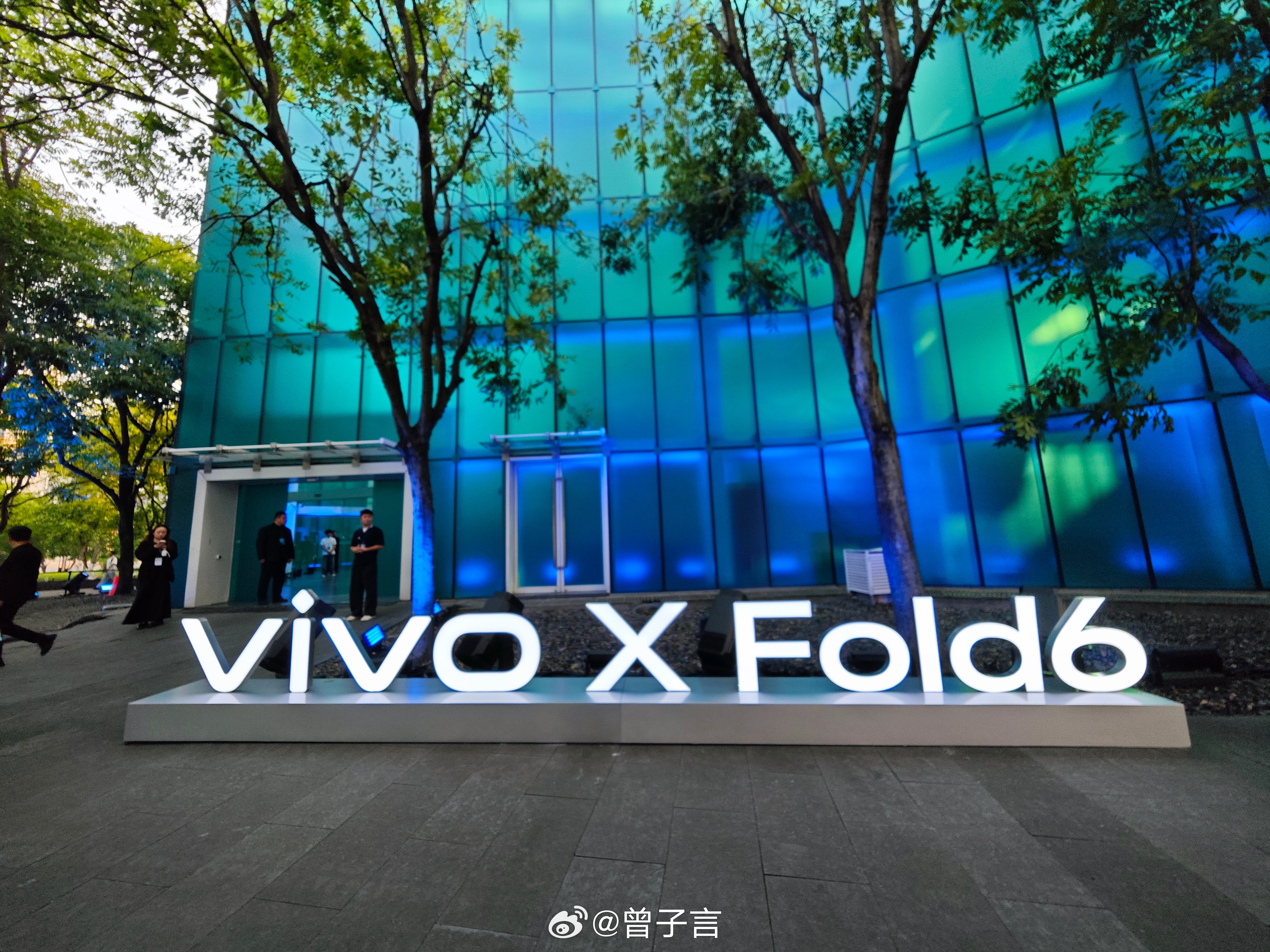 抵达 vivo X Fold6 发布会现场咯！这次在西岸艺术中心，蓝厂布置的真不