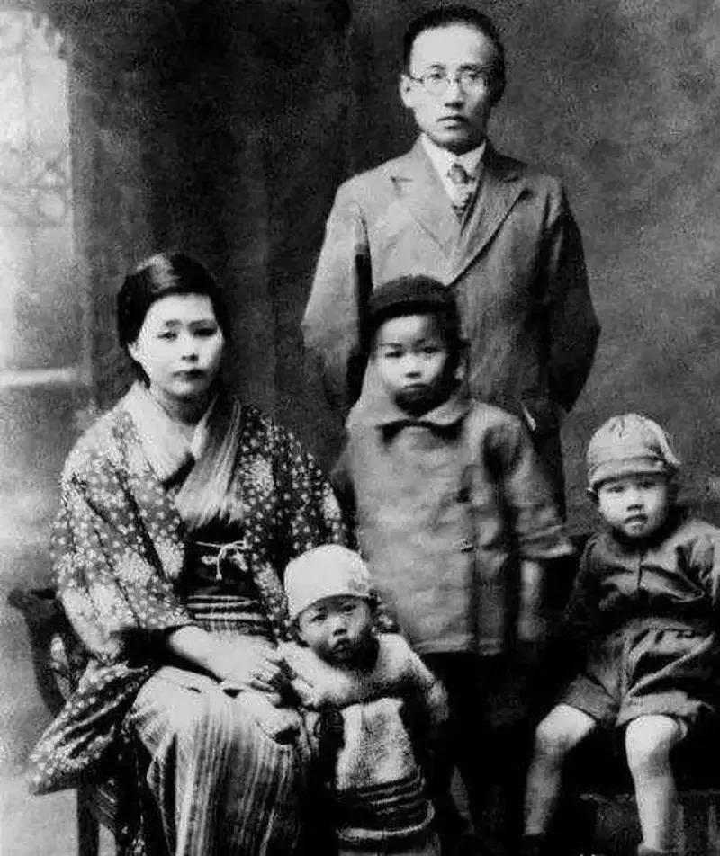 1948年，郭沫若icon的日本妻子带着5个孩子来中国投奔找丈夫。谁料，郭沫若已