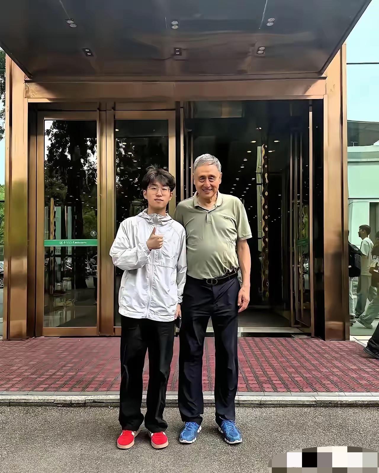 天呐，差点没认出来，英雄迟暮，我们的男神也老了，你是否记得他的名字？