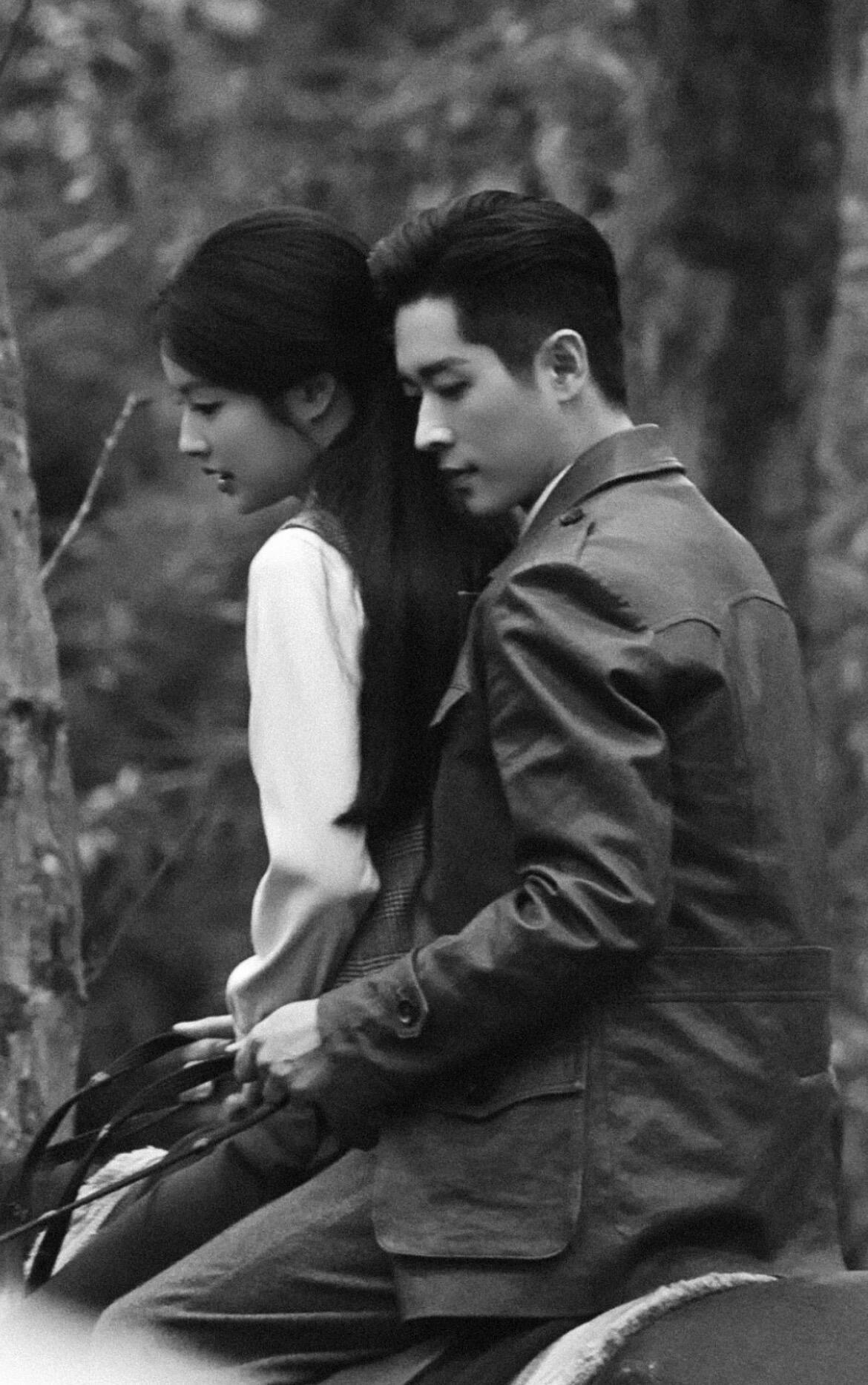 丞磊徐若晗捧花转场捧花是温柔假象，眼神才是狩猎信号！丞磊手持白玫瑰步步逼近，转场