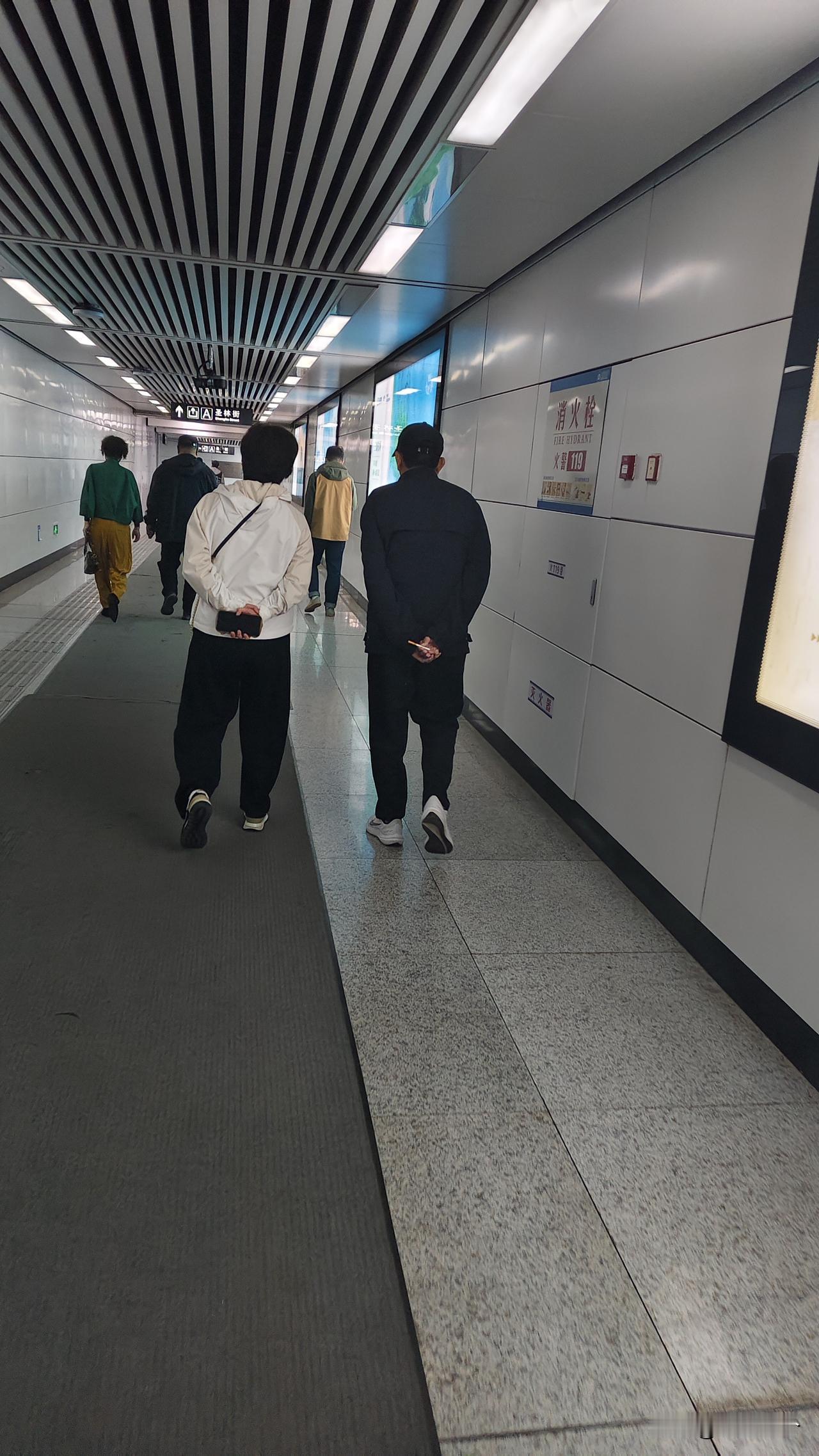 这老两口真是的，大连地铁明明老人免费，非得一个人刷卡后面那个蹭卡过去，昨天看见一