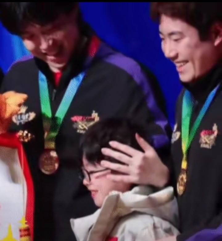 他叫林高远。
赛场上，他的反手拧拉能撕开对手防线。
而此刻，两岁的孩子一声含糊的