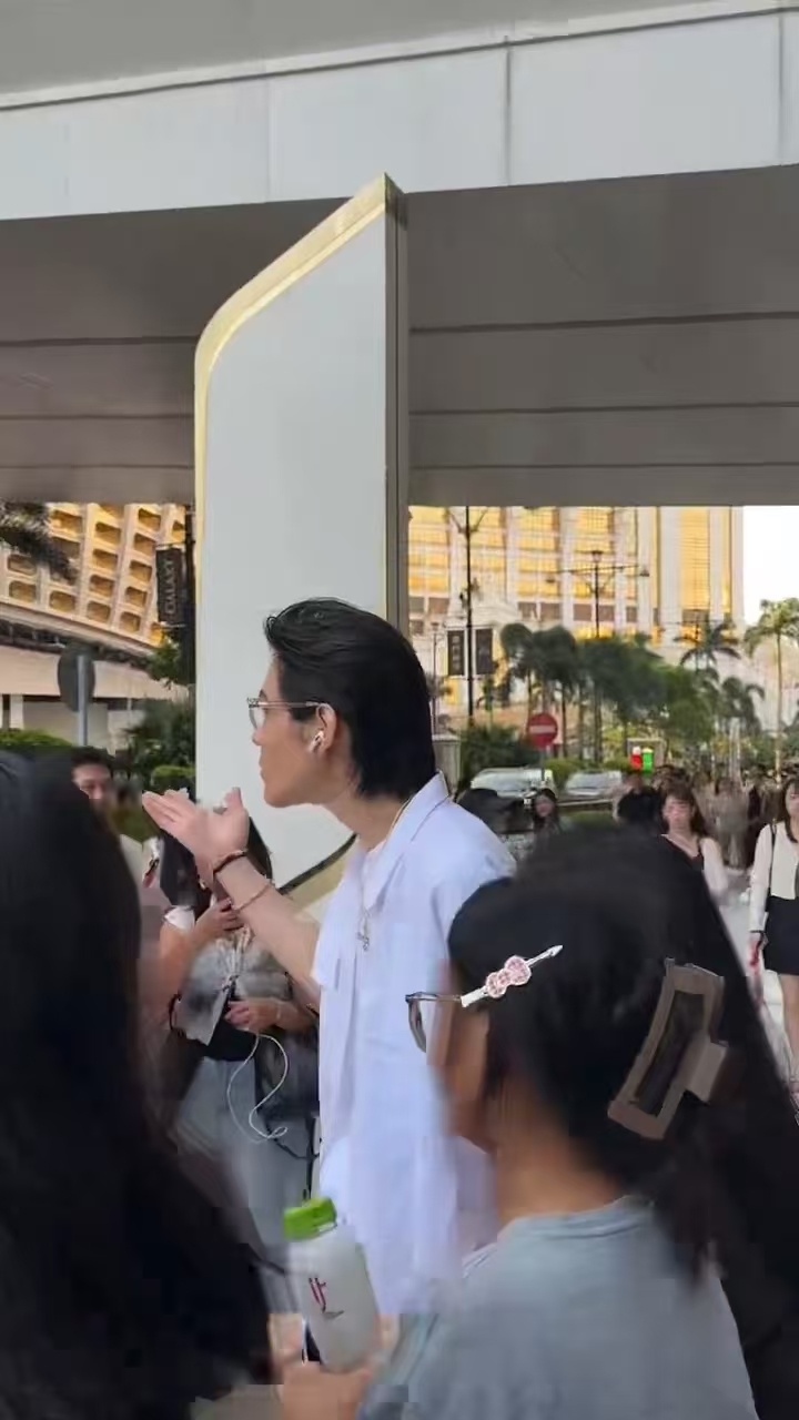 向佐现身赵露思演唱会 向佐来看赵露思演唱会了，看得出来是真的期待 向佐来看赵露思
