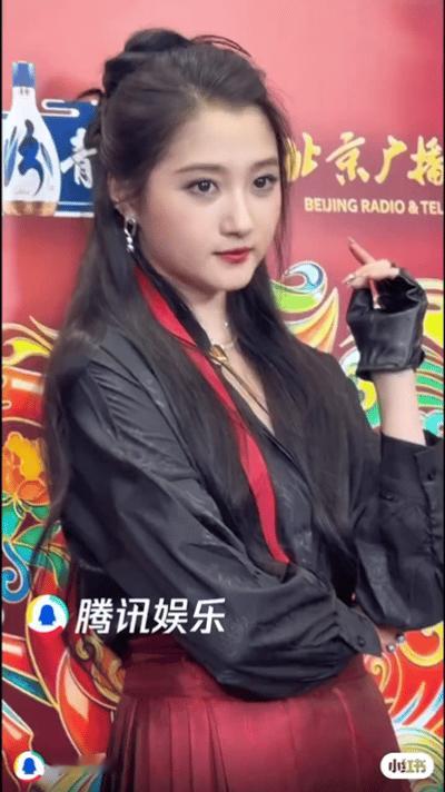 关晓彤是还没从和鹿晗分手阴影里走出来吗？
出席活动脸面浮肿
一看就是没少喝，借酒