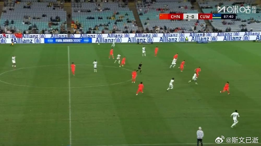 尾声时刻国足变阵541，邵佳一的喊声也从直播里清晰的听到。黄嘉辉拉到左中卫，没想