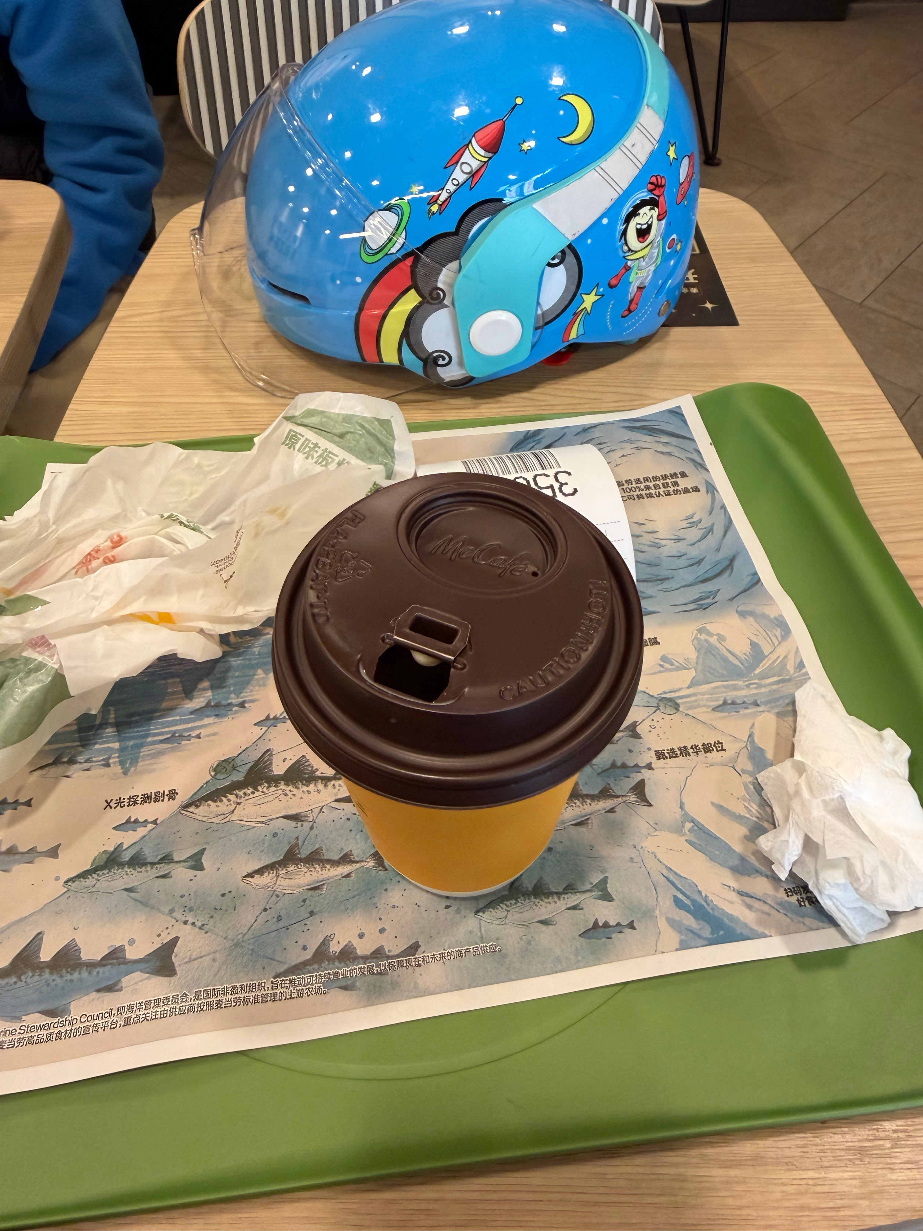 大清早来吃麦当劳早餐就几个中年大叔在那吃 