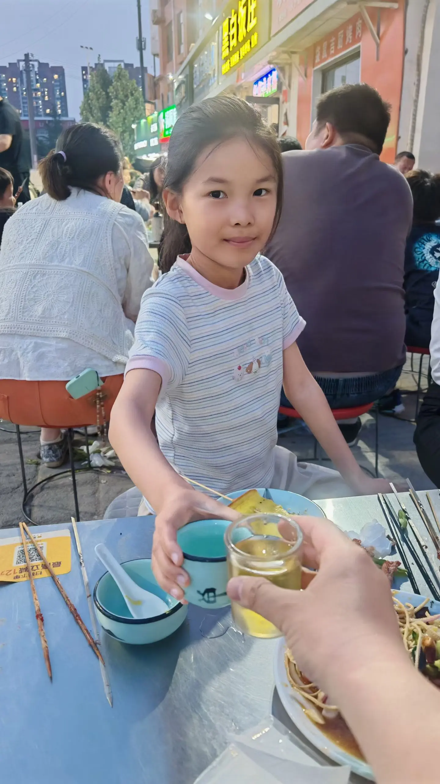 考完试了，考的不好我也不会训她，因为今天看到一条高赞评论：为人父母终究...