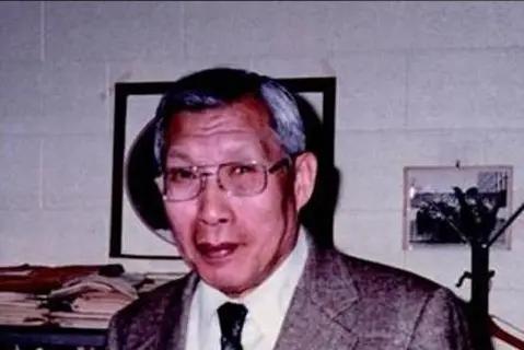 1950年春，北大一位教授悄悄把家里米缸加满了米，装出一副还要回来的样子。留下一