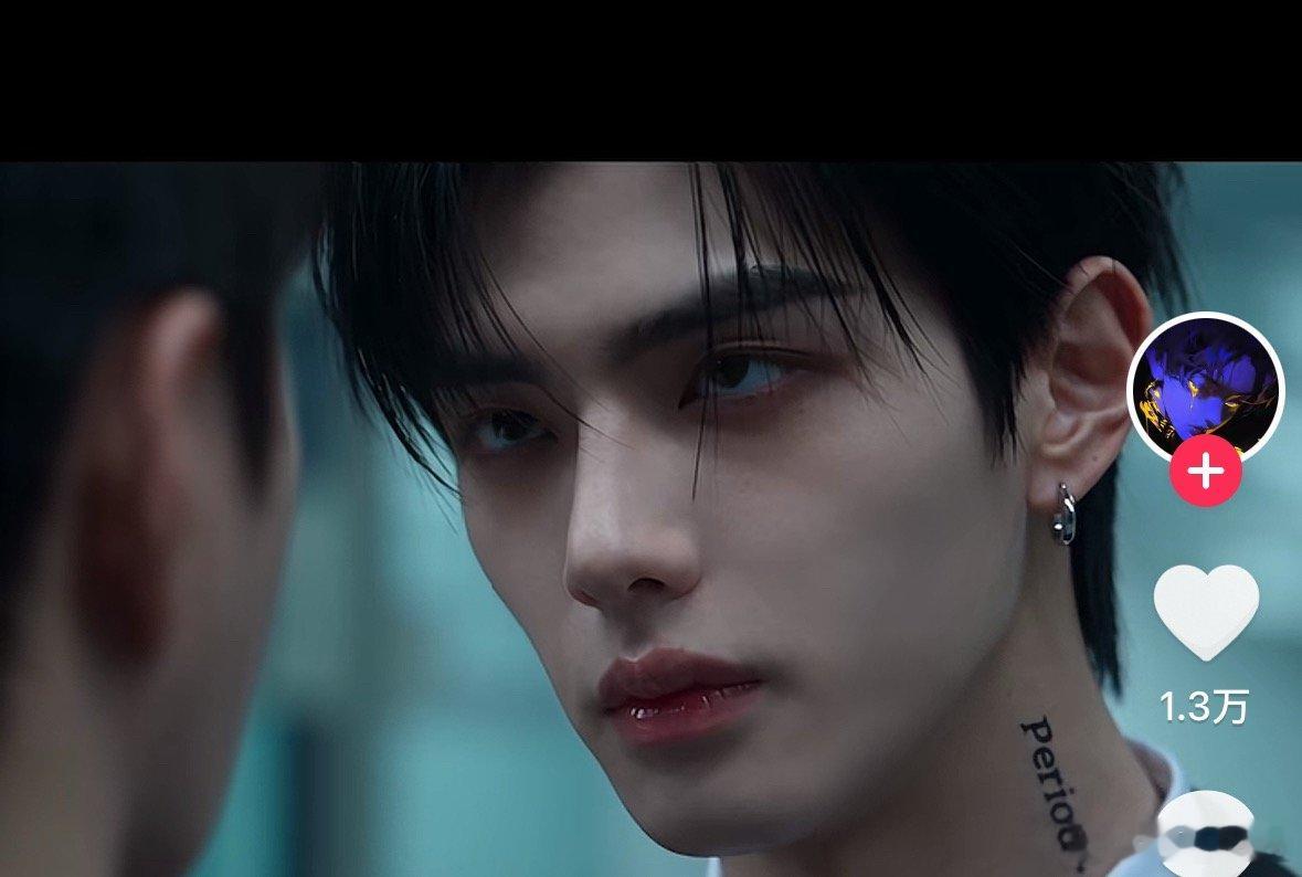 谁会把月经纹在脖子上，哈哈哈。 ​​​
